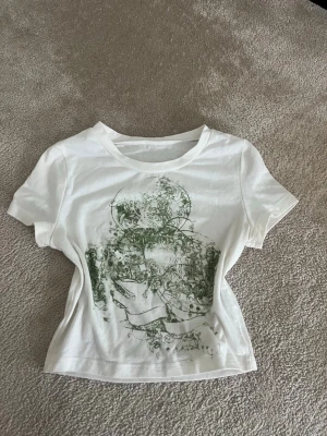 Y2K T-shirt  - Snygg cropped T-shirt med en skog på bilden 