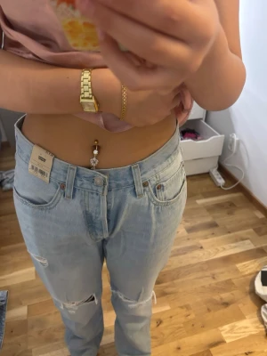Ljusblåa levis jeans i nytt skick - Superfina levis jeans i helt nytt skick