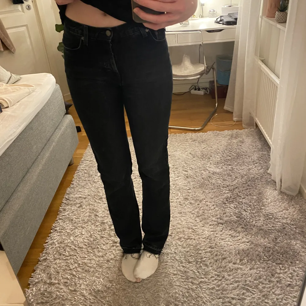 Svarta jeans köpta på Plick, ursprungligen från nakd!. Jeans & Byxor.