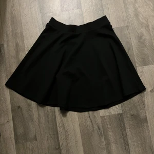 Kjol från Cubus  - Kjol som endast använd ett fåtal gånger  Sitter bra i midjan och går att stretcha lite  Skriv för fler bilder  Lite Dolly Style vibes hehe 