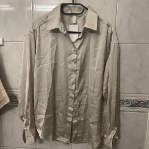 Silkes skjorta - Helt oanvänd storlek S, behöver absolut strykas😊