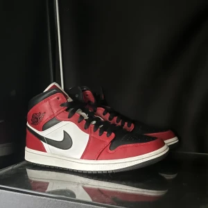 Jordan 1 mid chicago blacktoe - 💥Jordan 1 mid chicago blacktoe 💥⚡️Bra skick ⚡️🍀Storlek 41 🍀🎸Skickar gärna fler bilder/svarar på frågor🎸🦋Kan mötas upp eller fraktas 🦋🌸Pris kan diskuteras vid snabb affär 🌸