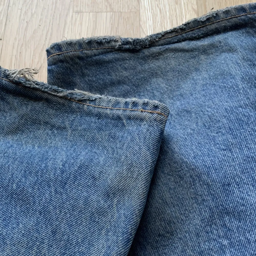 Säljer dessa vida jeans med hål från lager 157 då de inte kommer till användning längre. Fint skick, bara lite slitna i hälarna men det är inget man tänker på. Storlek XXS men passar även XS. skriv privat vid intresse eller frågor 💕. Farkut & Housut.