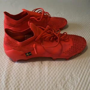 Adidas predator 20.1  - Säljer Adidas predator 20.1 endast använda få gånger. Nypris 2300kr. Skriv om ni har några frågor