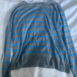 Långärmad tröja  - Randig långärmad tröja från Zara 💕 använt fåtal gånger och är i mycket bra skick 👌köparen står för frakt 💗