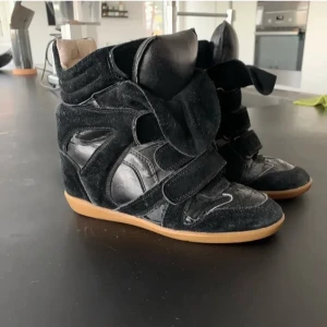 Isabel Marant skor - Säljer mina marant klackar i strl 38 🌟 nypris är runt 5000kr & jag säljer de för 1200kr 💕 Kan tänka mig gå ner i pris vid snabb affär! 🥰