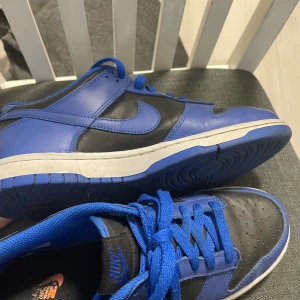 Jordans / Dunks Blå - Dunks. Använda några månader. Skaffade andra så ville sälja dessa. Inga stora skador på dom, fler bilder kan ni få privat. Snabb affär. 600-800kr.   FRI FRAKT!!!!!!!!!!!!!!!!!