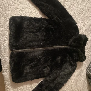 Fluffy jacket - Väldigt fluffig utanför och inne är det inte fluffigt men en varm material. Den går ända  upp till halsen och passar perfekt till vintern. Det passar kortare personer.