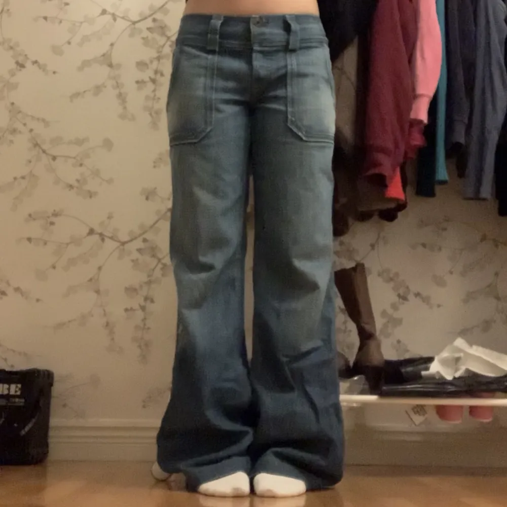 Snygga bootcut jeans från diesel me låg midja🫶så fina men tyvärr för stora på mig som är 160cm:) fråga för fler bilder, köp nu för 250kr. Jeans & Byxor.