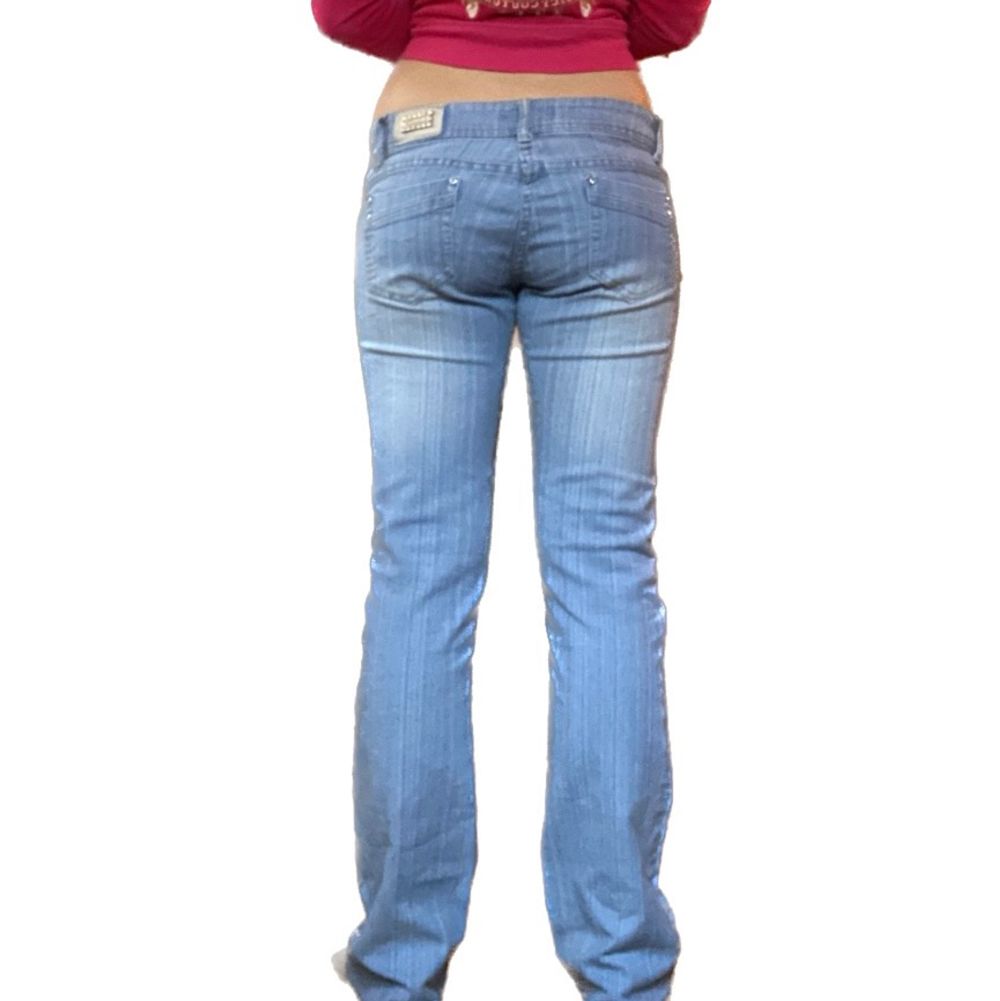 Skitsnygga 90s 2000s bootcut jeans från ’Seyoo Jeans’. Supersöta kristall detaljer på knapparna och där bak. Tyget är supersnyggt och nästan lite randigt.  Jag kan mötas upp eller frakta. Storlek: 40. Midjemått: 85cm. Innerbenslängd: 80cm. . Jeans & Byxor.