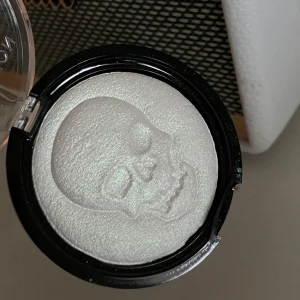 Revolution haunted lights highligther  - Endast swatchad! Frakt: 26kr (frimärken) eller 59kr (spårbart)