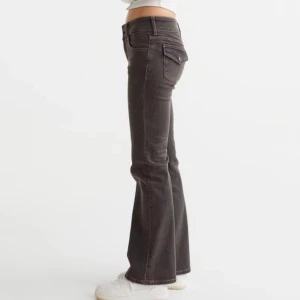 Low Waist jeans  - Skit snygga gråa jeans från hm, väldigt populära och är slutsålda på deras hemsida, knappt använda eftersom att jag har ett par liknande, avklippta nertill men inget man tänker på, passar perfekt för mig som är runt 155