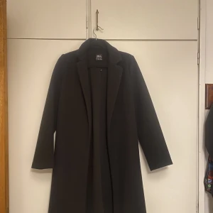 Zara kappa  - En jätte fin kappa från zara. Den är lång och är fin i passformen passar perfekt nu till hösten. Man kan ha den med någon fin tjock tröja. Kappan är knappt använd eftersom den är i storlek S och jag är en Xs.  Ni står för frakten 