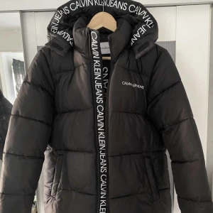 Calvin klein jacka  - Vinterjacka, calvin klein, sååå snygg. Men har köpt en ny. Strl 14, Passar xs-s. Super fint skick, inga hål eller fläckar! Skickar spårbart för 66:-