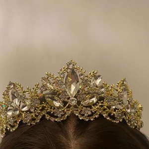 Krona - Denna är så snygg ifall man ska på bal eller gifta sig. (Köparen står för frakten)