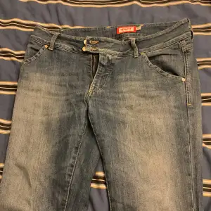 Fina lågmidjade jeans från MET 💙finns parljetter på slutet av jeansen men bara på insidan men går att inte visa det 🫶🏼storlek:30