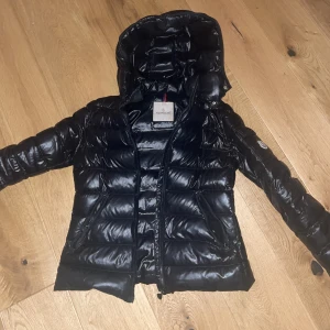 Moncler - Säljer min fina jacka från moncler💓 bra skick köptes för två år sen på farfetch för ca 7, de är barn storlek 14 men jag som bär xs-s passar den💓