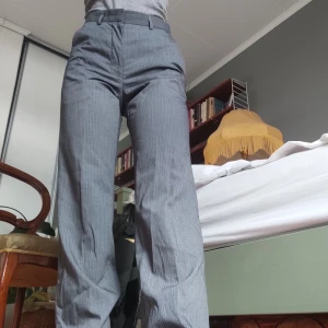 Grå Kostymbyxor - Snygga kostymbyxor i grårandigt mönster! Straight/wide leg med hög midja. Pris går att diskutera:)