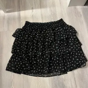 Denna kjol kommer ifrån HM och är för stor för mig därför säljer jag denna. Priset är 55kr! Storlek M