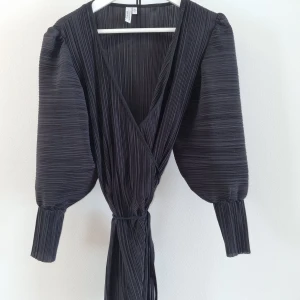 & other stories klänning - Superfin klänning från & another stories!  Plisserad, omlott! Använt fåtal gånger Nypris 699 Strlk 34 men passar en 36 med