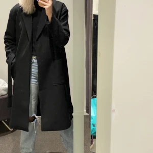 Svart kappa - En svart jättefin kappa från Gina Tricot i storlek 38! Knyte i midjan och går nedanför knäna på mig som är ca 172cm! Jättefin! Säljer för 300kr, nypris 800kr