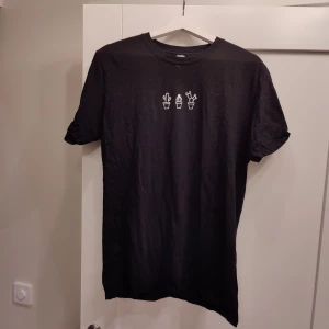 Svart t-shirt med kaktusar  - Merch från en tatuerar. Liten medium. 