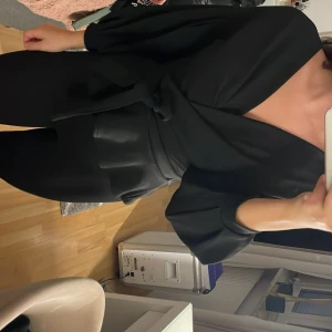 Svart tröja  - Svart söt tröja i storlek S går att göra tajtaste med band! 🖤