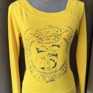 Gul tröja i stl.M topp Only - Gul tröja i stl.M  Märke: Only  Finns smånoppor men inget som märks tydligt. Inga fläckar eller hål   Samfraktar 