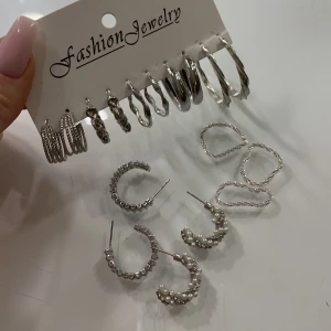 Nya smycken!  - 7 par silvriga örhängen plus 3 stycken ringar! Tryck inte på köp nu om ni är intresserade utan skriv till mig!! 