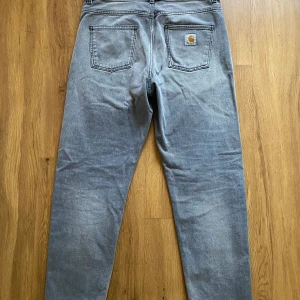 Carhartt WIP - Grå Carhartt WIP byxor som säljs pga lite för stora! Originalpris 1100kr, använda ett fåtal gånger. Pris går alltid att diskutera men köparen står för frakt 😌