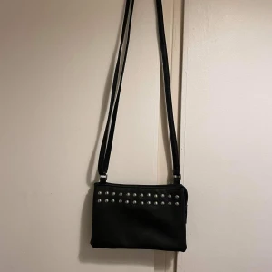 Väska - Mkt fint skick. Två fack. Köparen står för frakt.