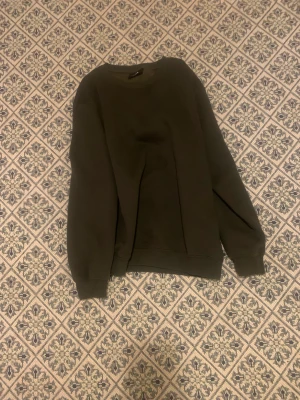 Mörkgrön sweatshirt - Tjocktröja från HM, kommer ej till användning. 