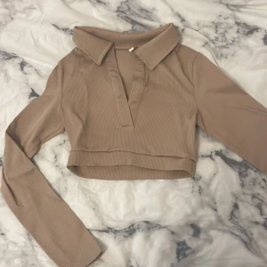 Nelly  - Helt oanvänd från Nelly  V-ringad magtröja i rosa/besh Frakt betalar köparen 💗 Pris kan disskuteras 