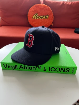 Boston fitted 7 1/8 - Fitted säljs för att den inte passar mig, köpter för 550kr 