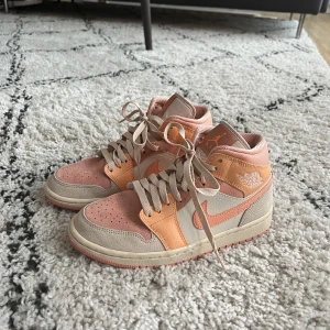 Jordans - Air Jordan 1 Mid Apricot Orange Terra Blush. Köpta på restocks. Jättebra skick, endast använda ett fåtal gånger🥰