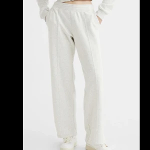 Low rise mjukisbyxor - Low rise sweats från H&M, knappt använda. Har ett till par likanande i min profil:)