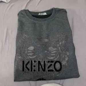Säljer denna kenzo tröja, jätte bra skick och använd max 2-3 gånger. 