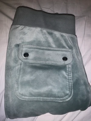 Grönt juicy set - Trendiga juicy couture settet i färgen ljus grön. Bra skick men lite sämre skick längst ner på byxorna men det är inget som syns. Storlek XS i byxorna och S i koftan, kontakta mig ifall du är intresserad❤️Kan även tänka mig att gå ner i pris