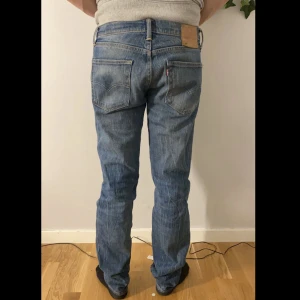 Levis jeans - en liten vit tråd-fläck annars i fint skick!