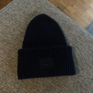 Acne mössa - Mörkblå avne mössa i jätte bra skick bara använt några gånger.