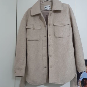Skjortjacka  - En jätte fin skjortjacka från nakd Använd bara tre gånger, bra skick. den är 32 i storlek men den passar till S och M också.  (Köparen är ansvarig för frakt)