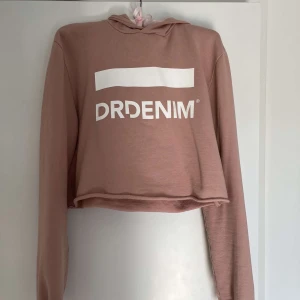 Crop top hoodie - Från Dr Denim. Var original en vanlig hoodie men har klippt den själv. Storlek XS men oversized så kan passa upp till M. 