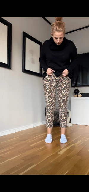 Leopard jeans - Stretchiga jeans i leopardtyg. Sparsamt använda. Strl M/38