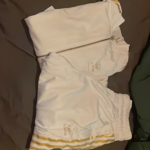 Adidas set - Adidasset i nyskick, använt 2 gånger!  Nypris ca 3000kr, settet finns inte längre att köpa.  Mitt pris: 1300kr Storlek: 34 men passar absolut 34-38.