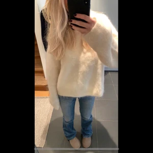 Stickad tröja - Otroligt fin och mysig och mjuk stickad tröja från & other stories. Den är helt oanvänd, har tyvärr tappat bort lappen så kan inte skicka tillbaka. Den är helt slutsåld💗nypris 1450