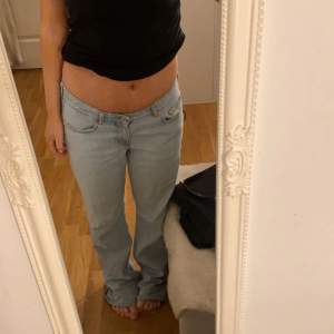 Funderar nu på att sälja dessa jeans från Weekday som tyvärr är för långa för mig! Storlek W27 L32