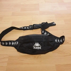 Kappa Midjeväska/Axelremsväska - Knappt använd Kappa väska.