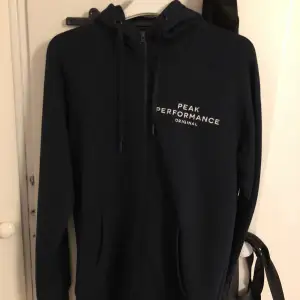 Säljer min Peak performance zip hoodie, oanvänd endast testad. Strl S 