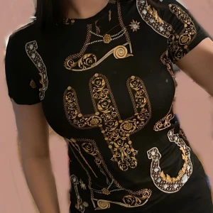 Äkta Versace Tshirt Dam Strl 40 - Säljer tyvärr min snygga Versace tröja då den inte passar längre. Bara är använd ett fåtal gånger, som ny/mycket bra skick. Köpt för ungefär 3000kr i Room 1006 Emporia Malmö. Har kvar kvitto. Skulle kunna byta mot en liknande men långarmad! 