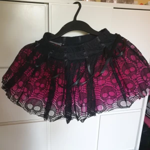Spets kjol emo punk alternative lace skirt tutu XS/S - OBS!   1. Baken syns när man har på sig den, så ha shorts under!   2. Det rosa tyget är tyll. Tittar man nära ser man rosa trådar som sticker ut.   3. Står storlek S, men känns som XS.